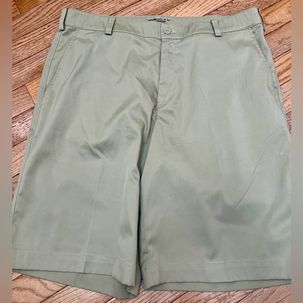 Nike Men's tan Flat Front golf Shorts 34